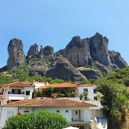 Nikos, Old Lejlighed